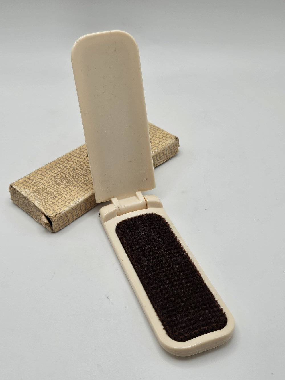 VINTAGE Avon 1982 Travel Clothing Folding Lint Brush